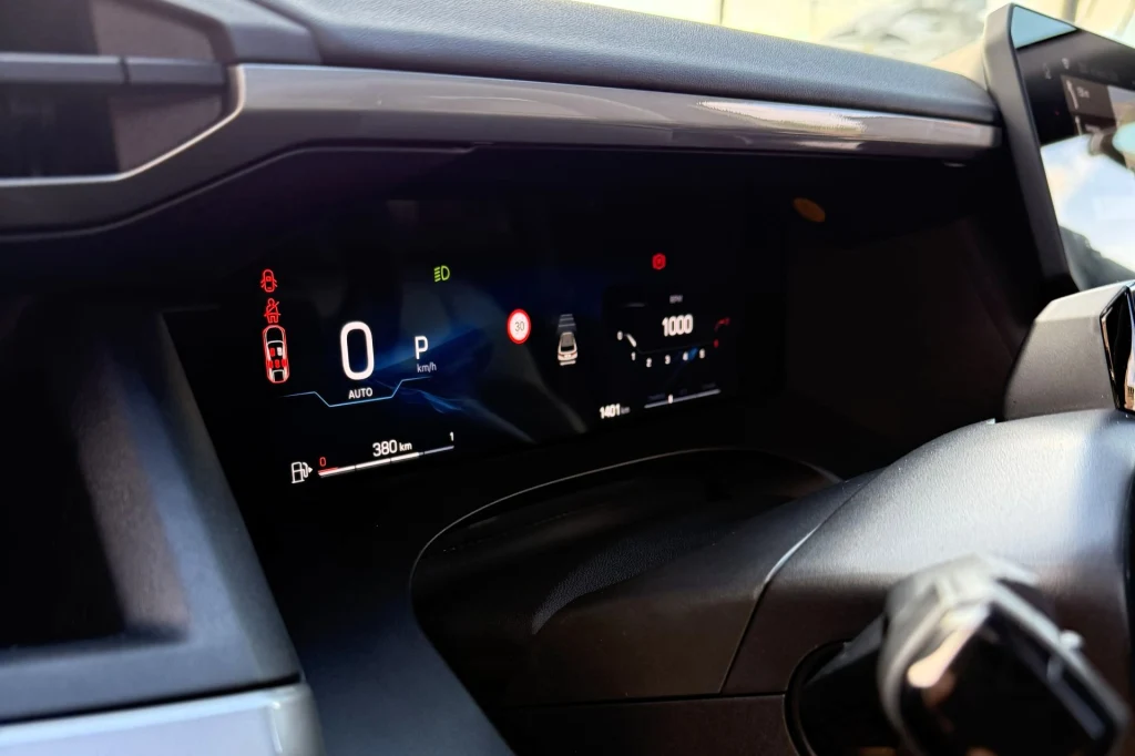 Przed kierowcą znajduje się 10,1-calowy zestaw wskaźników. Jeśli nie chcemy co chwilę odwracać uwagi z drogi, możemy zdecydować się na wyświetlacz Head-Up. Cyfrowy wyświetlacz deski rozdzielczej samochodu prezentuje wskaźniki prędkości, poziomu paliwa, stanu drzwi oraz różnych systemów bezpieczeństwa oraz informacji dla kierowcy.