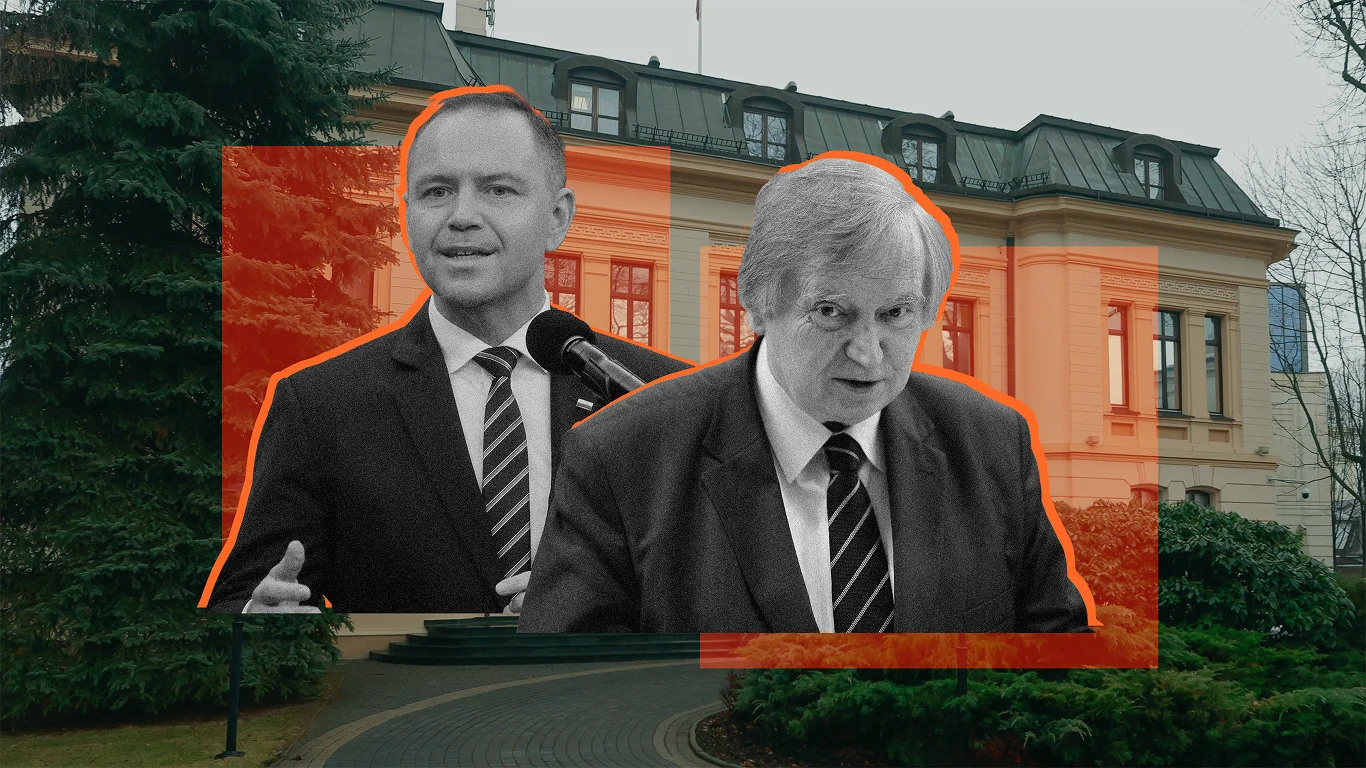 Prof. Ryszard Piotrowski ma poważne zastrzeżenia do sposobu działania prezydenta (kolaż: A.Włodarczyk/Interia) Dwóch mężczyzn w garniturach, wyróżnionych czerwonym konturem, na tle dużego budynku w stylu klasycznym. Jeden z nich trzyma mikrofon, obaj wyglądają poważnie. W otoczeniu widoczne są drzewa oraz zadbana ścieżka.