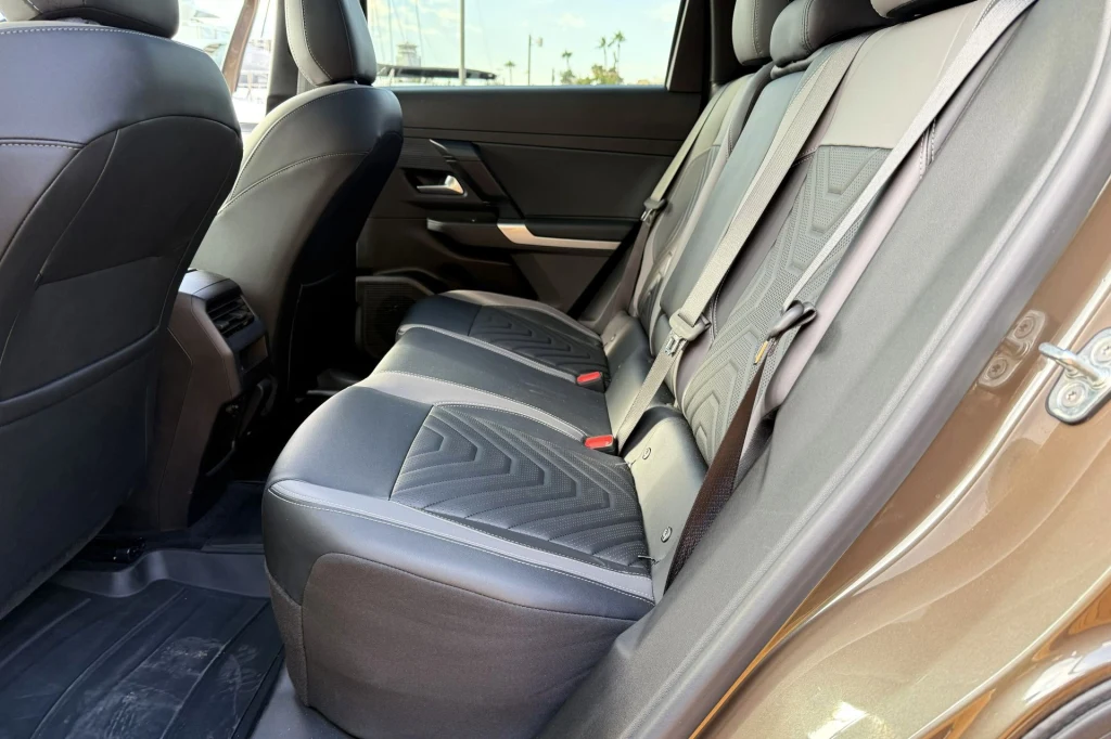 Z uwagi na rozmiary i rozstaw osi Compassa miejsca w drugim rzędzie jest pod dostatkiem. Tylna kanapa samochodu z czarną tapicerką i wzorzystym przeszyciem, dobrze widoczne pasy bezpieczeństwa oraz elementy drzwi i siedzeń przednich, wnętrze czyste i zadbane.