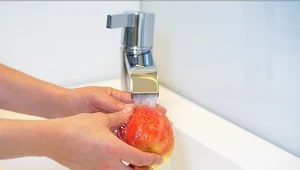 Samo opłukanie nie wystarczy. Oto jak należy myć owoce i warzywa