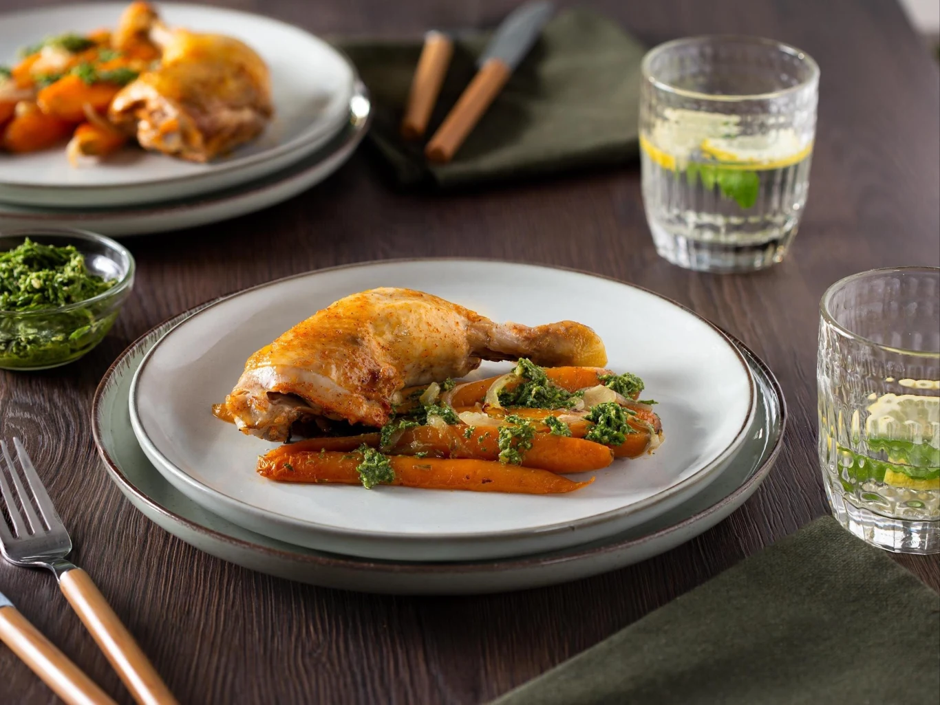 Udko kurczaka z marchewką podajemy z pesto z natki marchewki