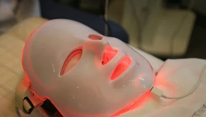 Terapia czerwonym światłem działa? Naukowcy kontra influencerzy