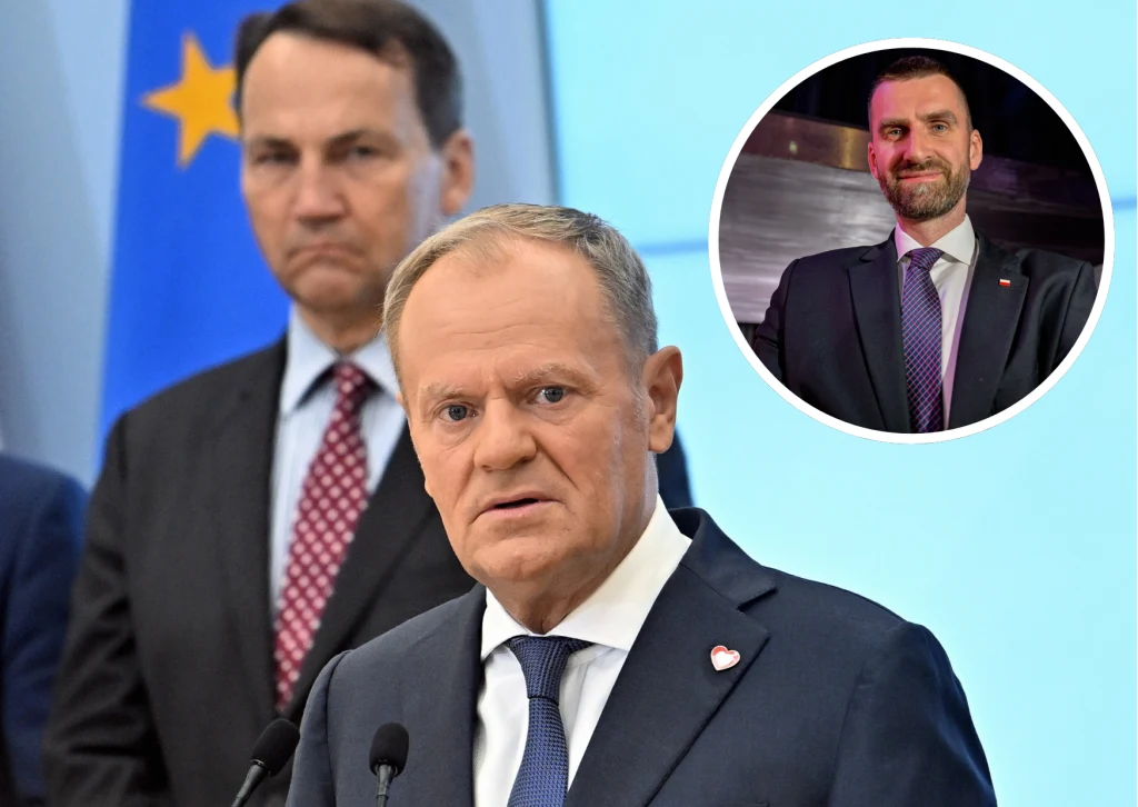 Marcin Możdżonek ostro ocenił działania rządu Donalda Tuska Dwóch mężczyzn, ubranek w garnitury, stoi na tle flagi Unii Europejskiej, na pierwszym planie widoczny mikrofon, natomiast w prawym górnym rogu umieszczono okrągłe zdjęcie innego mężczyzny w garniturze.