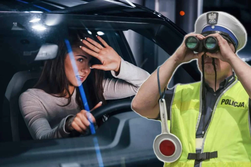 Kobieta siedzi za kierownicą samochodu, osłania oczy dłonią przed światłem, obok niej znajduje się policjant w mundurze z lornetką i lizakiem policyjnym.