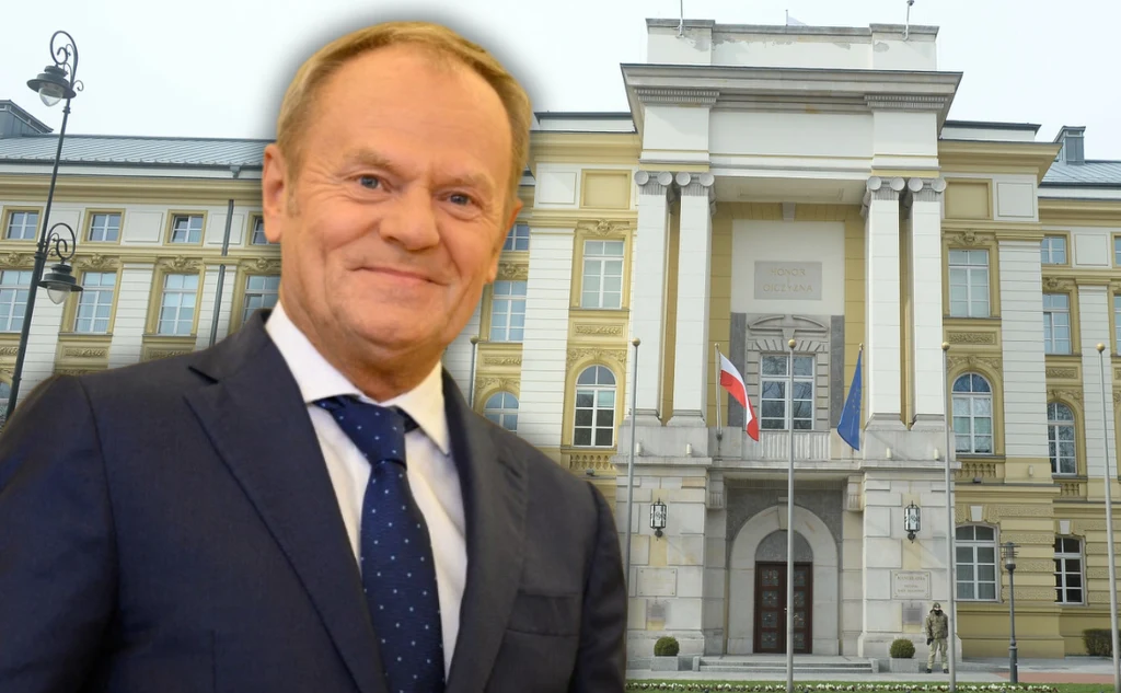 W badaniu CBOS z listopada 34 proc. badanych poparło rząd Mężczyzna w garniturze i krawacie stoi na tle dużego, reprezentacyjnego budynku z kolumnami, przy którym powiewają flagi Polski i Unii Europejskiej.