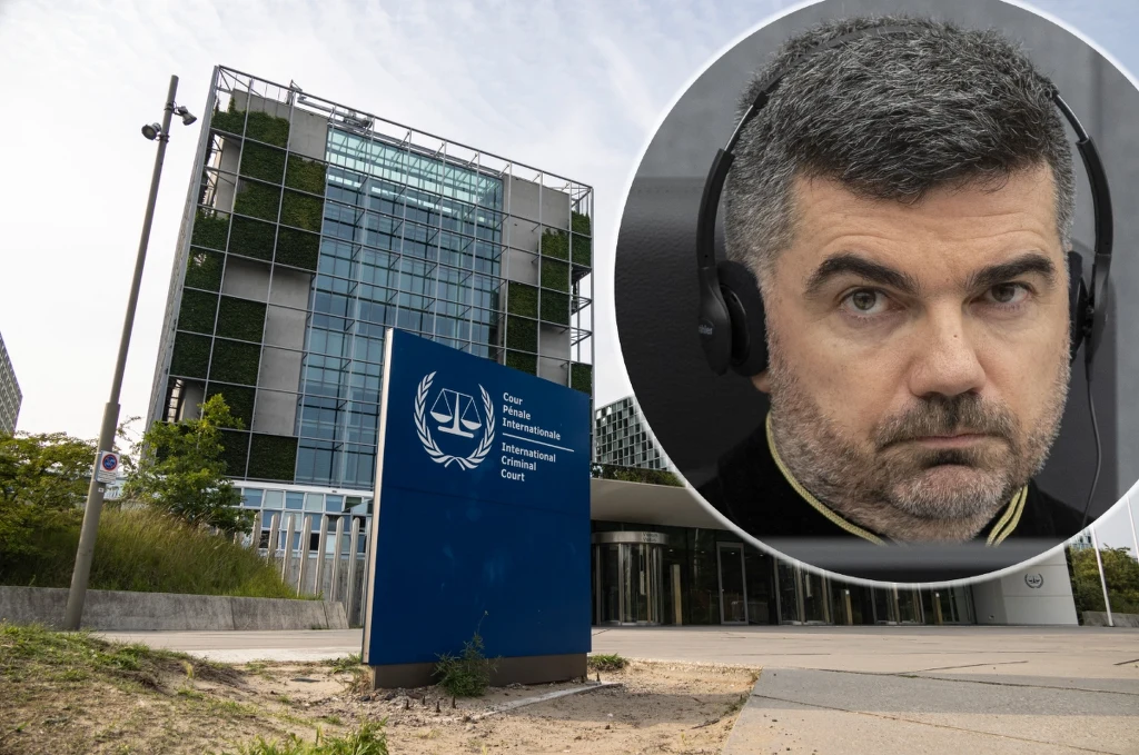 Fasada nowoczesnego budynku Międzynarodowego Trybunału Karnego z dużym logotypem sądu na niebieskiej tablicy informacyjnej, na pierwszym planie widoczna zieleń i chodnik, w okrągłym wycinku wyraźnie zbliżona twarz mężczyzny ze słuchawkami, o poważnym w...