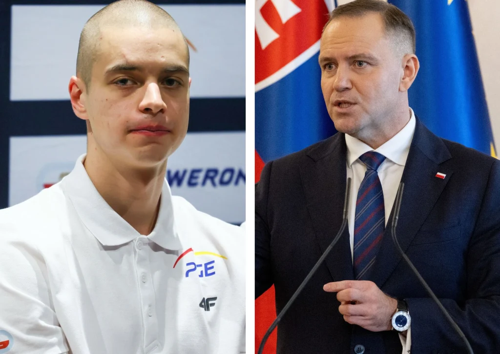 Po lewej stronie młody mężczyzna w białej koszulce z logo i napisem PGE, po prawej dojrzały mężczyzna w garniturze przemawiający przy mównicy z mikrofonem, w tle fragmenty flag Polski i innego państwa.