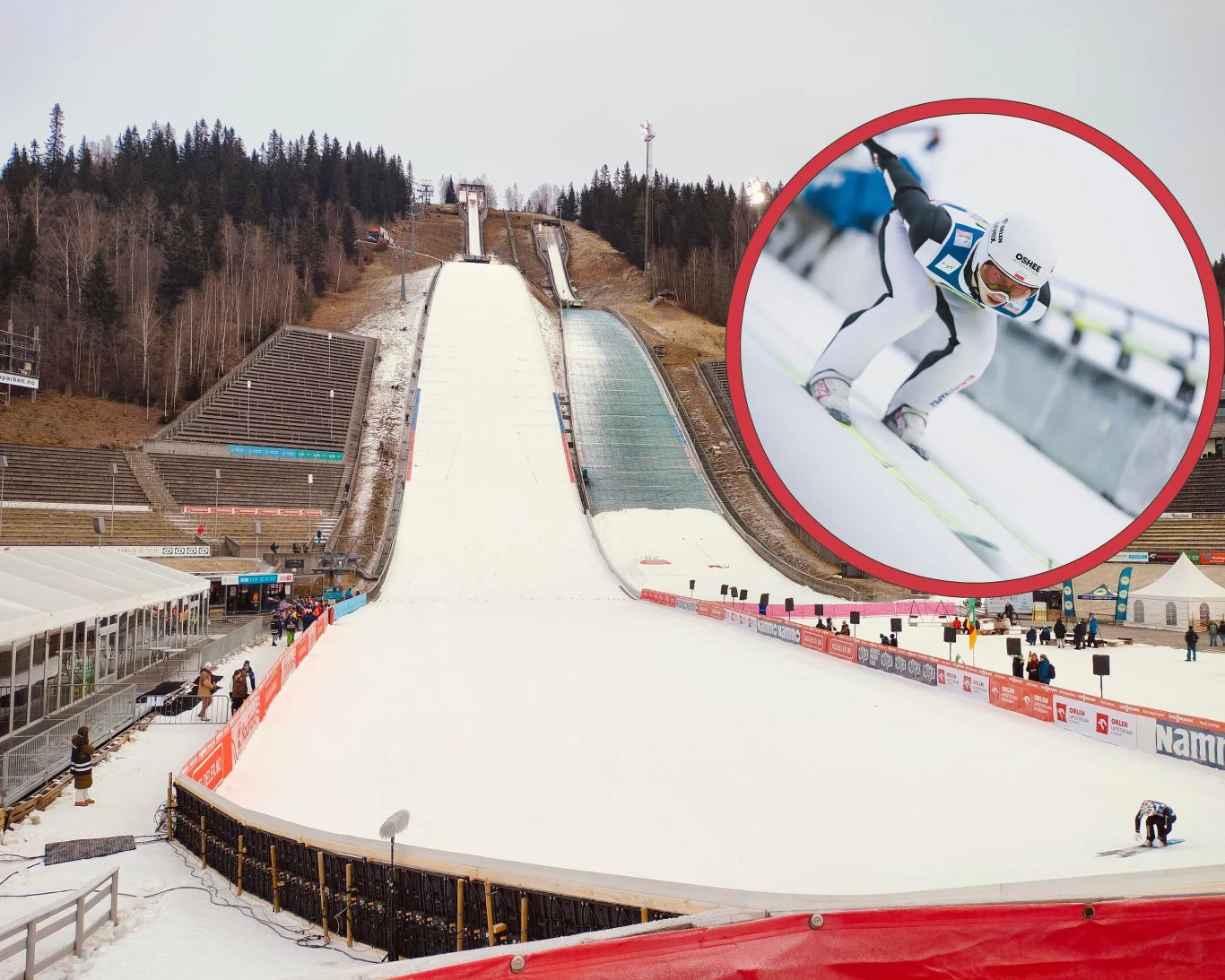 Skocznia w Lillehammer, a w ramce Kacper Tomasiak z logo sponsora na kasku Średniej wielkości skocznia narciarska otoczona z jednej strony trybunami i lasem, przygotowana do zawodów, z widoczną wydzieloną strefą dla zawodników oraz kibiców. W prawym górnym rogu okrągłe powiększenie pokazujące skoczka w trakcie lotu, ubranego ...