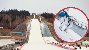 Skocznia w Lillehammer, a w ramce Kacper Tomasiak z logo sponsora na kasku