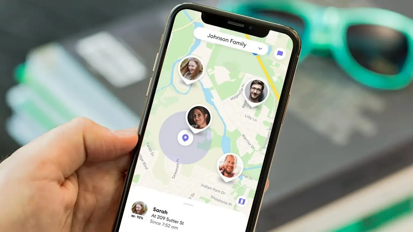 W Polsce już niemal pół miliona rodziców regularnie korzysta z aplikacji Find My Kids Aplikacja lokalizacyjna wyświetlająca mapę na ekranie smartfona. Na mapie widoczne są zdjęcia profilowe członków rodziny oraz zaznaczone ich aktualne lokalizacje. W tle nieostre okulary i notes.