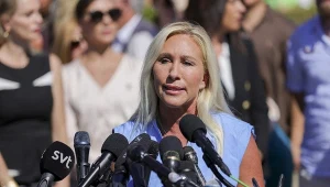 Marjorie Taylor Greene oświadczyła w piątek, że rezygnuje z członkostwa w Izbie Reprezentantów