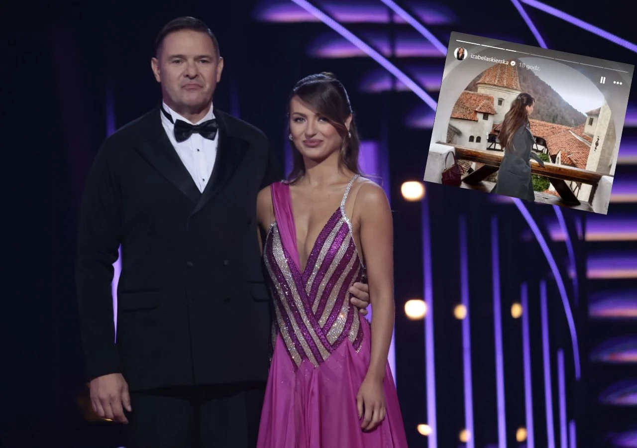 Para w eleganckich strojach – mężczyzna w smokingu i kobieta w długiej, fioletowej sukni – stoi blisko siebie na scenie z oświetleniem scenicznym w tle; w prawym górnym rogu znajduje się wklejone małe zdjęcie kobiety stojącej na tarasie z widokiem na d...