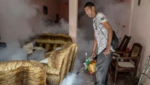 Pracownik kubańskiego Ministerstwa Zdrowia przeprowadza fumigację domu w dzielnicy Jesus Maria w Hawanie