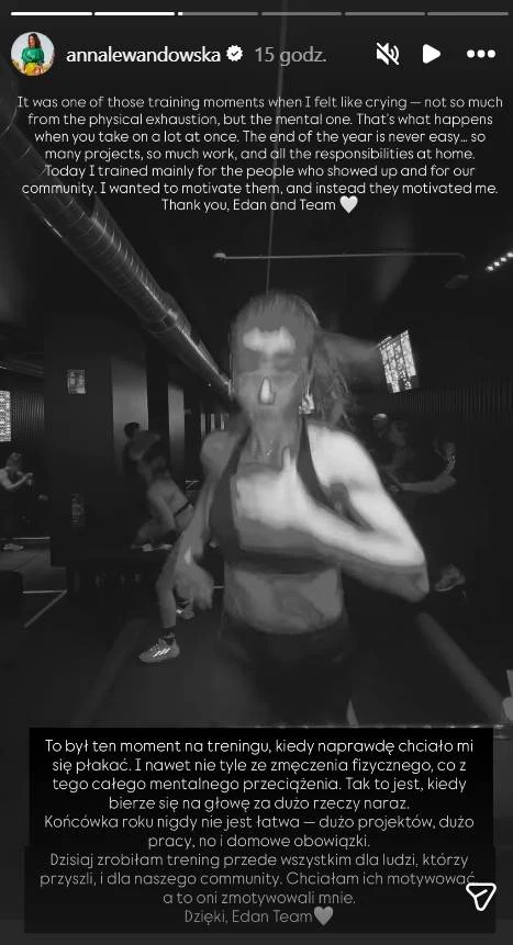 Anna Lewandowska podzieliła się swoim przeżyciem na Instagramie Kobieta w sportowym stroju wykonuje intensywny trening w sali fitness, wokół niej widać zarys innych osób oraz sprzętu do ćwiczeń, panuje dynamiczna atmosfera motywacji i zaangażowania.