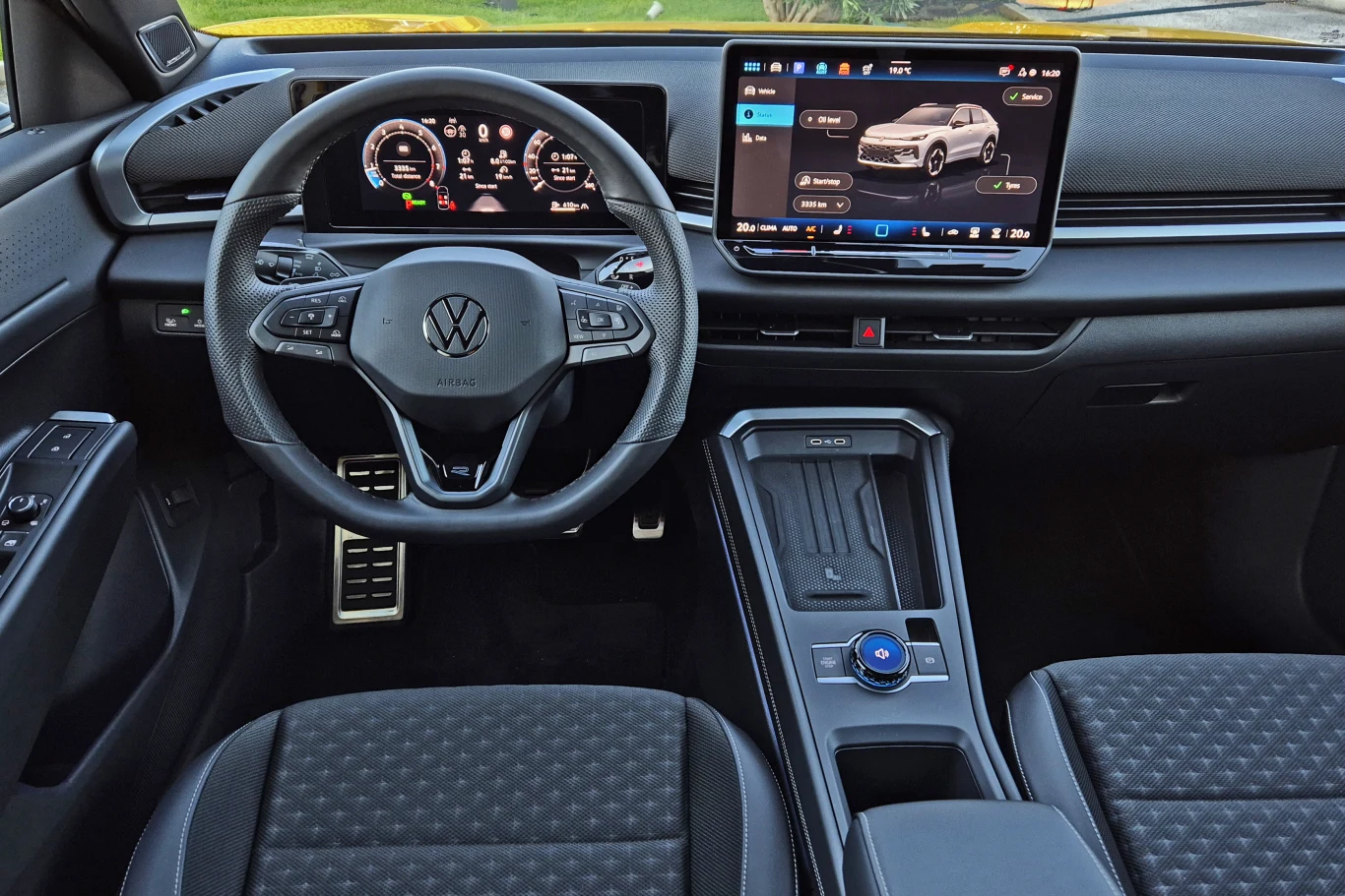 Wnętrze nowego T-Roca nie porywa designem, ale jest porządnie wykończone Wnętrze nowoczesnego samochodu marki Volkswagen z cyfrowym kokpitem, dużym ekranem multimedialnym na konsoli środkowej, kierownicą wielofunkcyjną oraz komfortowymi fotelami pokrytymi materiałową tapicerką.