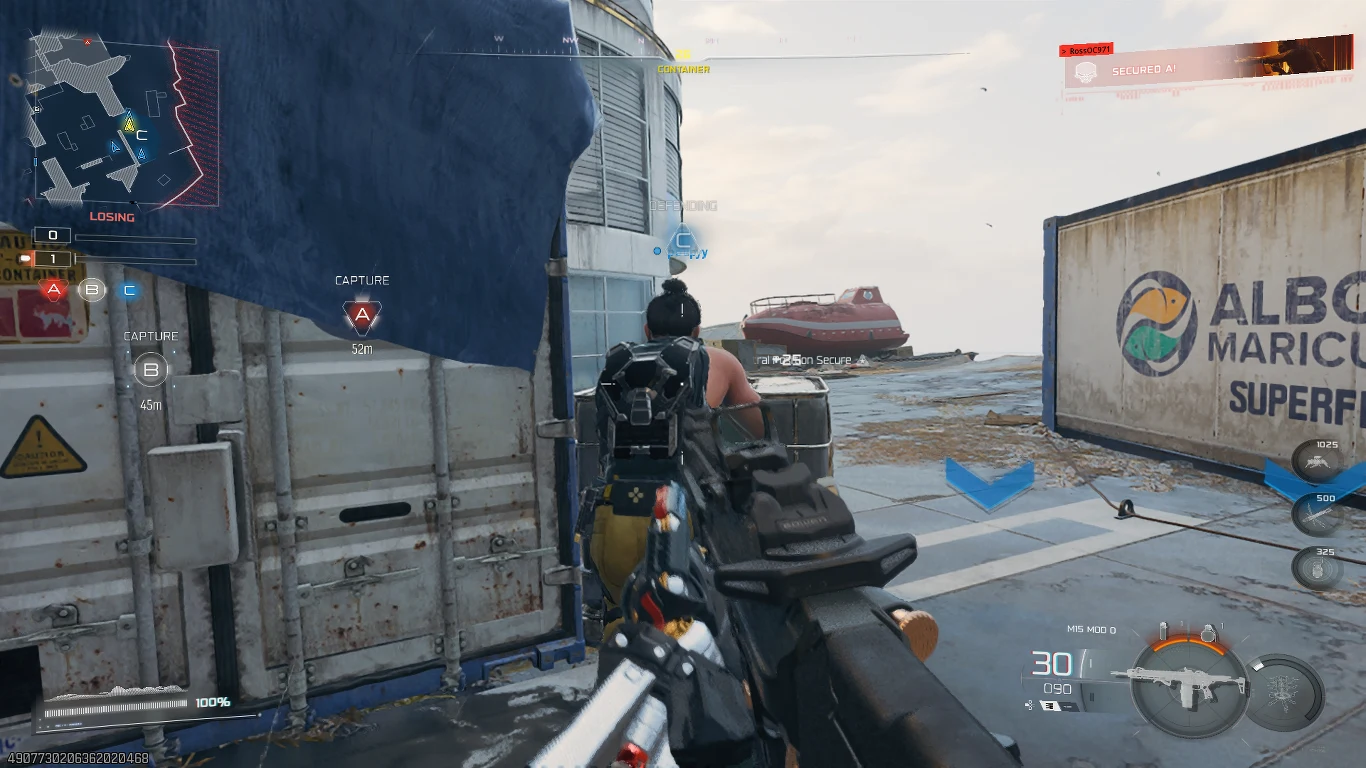 Black Ops 7 Widok z perspektywy gracza z bronią skierowaną do przodu, przed nim inny uzbrojony gracz w opancerzeniu przemieszczający się obok kontenerów, na drugim planie widoczne są elementy otoczenia portowego, takie jak reklama firmy i statek.