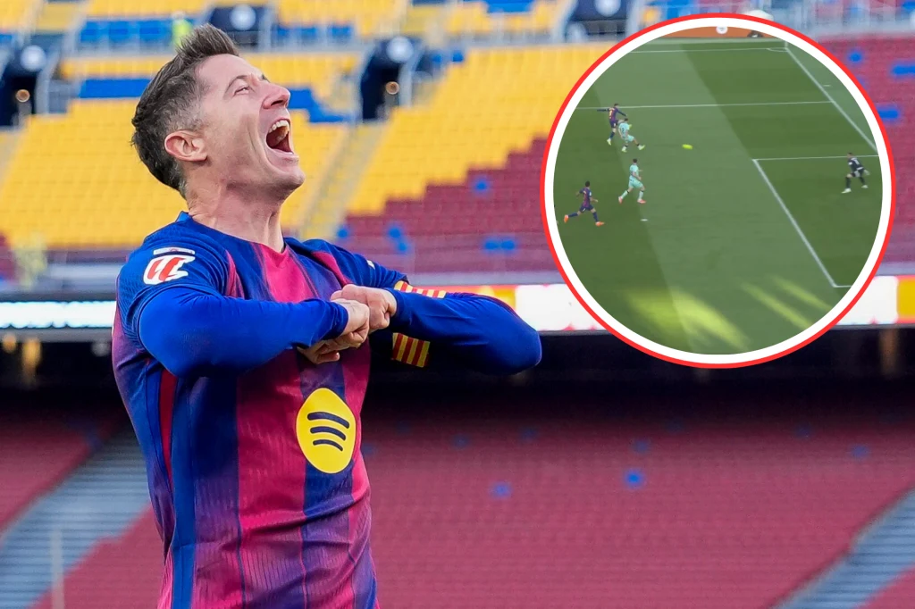 Piłkarz w koszulce Barcelony z szeroko otwartymi ustami okazujący radość, na trybunach widać żółte i czerwone siedzenia, w rogu znajduje się okrągłe wstawienie z fragmentem akcji boiskowej.