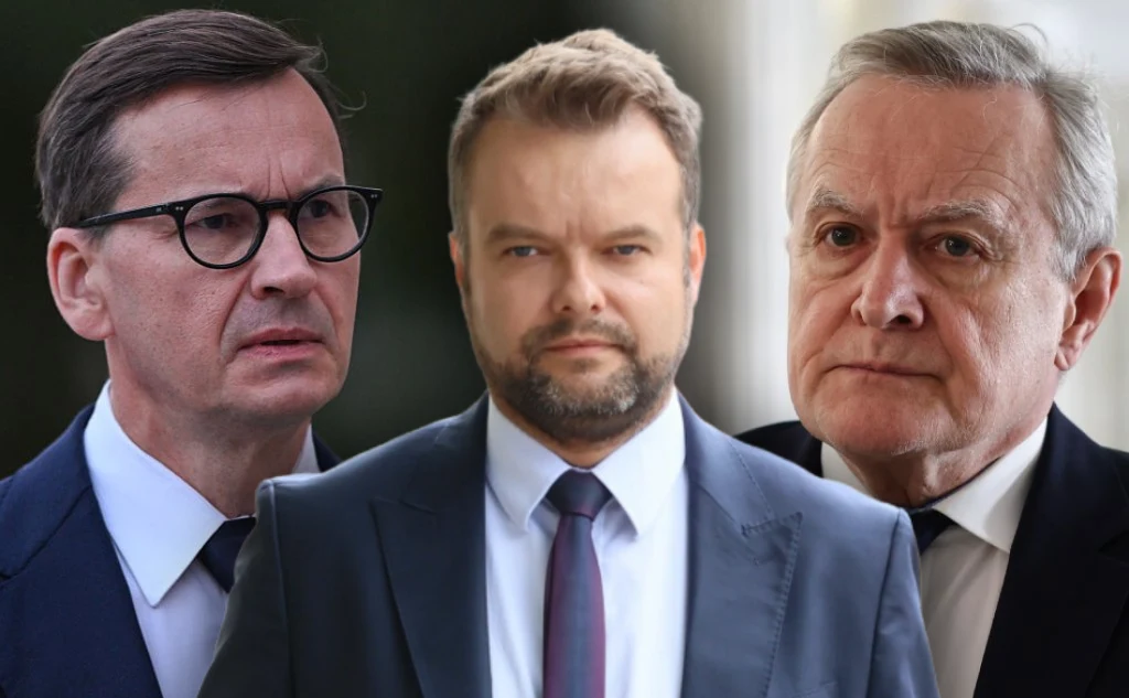 Trzech mężczyzn w garniturach na neutralnym tle, skupieni, o poważnych wyrazach twarzy, patrzą w różne strony