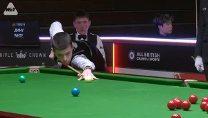 Michał Szubarczyk przy stole. W tle - Jimmy White