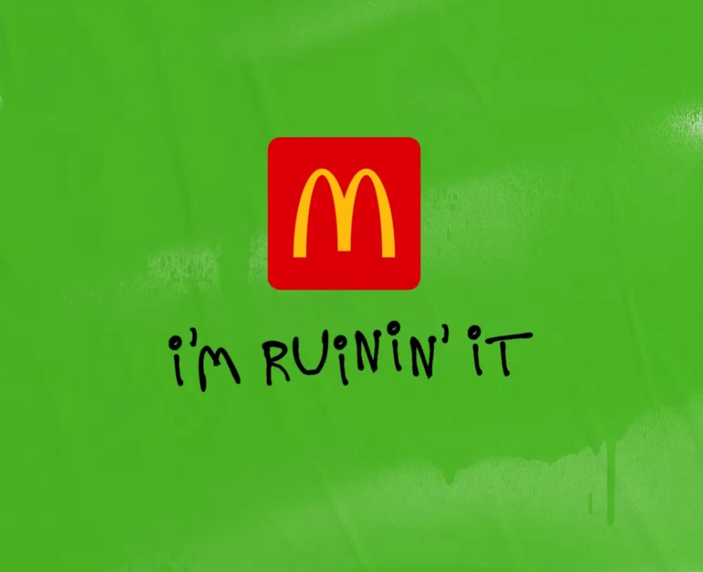 Zielone tło, na środku czerwony prostokąt z charakterystyczną żółtą literą M przypominającą logo McDonald's, pod którym widnieje napis 'i'm ruinin' it' nawiązujący do znanego sloganu sieci.