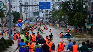 Ratownicy w Nha Trang ścigają się z czasem, by odnaleźć ponad 12 osób zaginionych po tygodniu intensywnych ulew w Wietnamie 