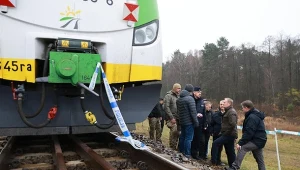 Premier Donald Tusk podczas wizyty w miejscu, gdzie doszło do wysadzenia torów kolejowych