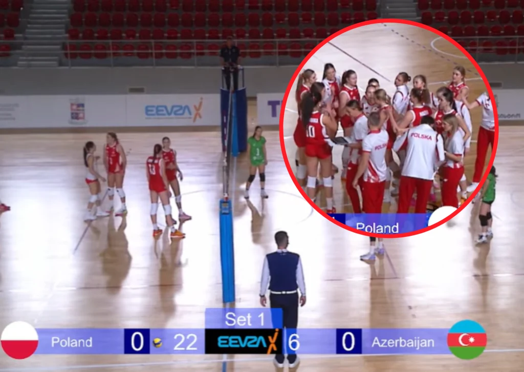 Siatkarki reprezentacji Polski w czerwono-białych strojach świętują zdobycie punktów na hali sportowej podczas meczu siatkówki z Azerbejdżanem. Na pierwszym planie widoczna jest tablica wyników z pierwszego seta, pośrodku placu gry stoi sędzia, a w tle...