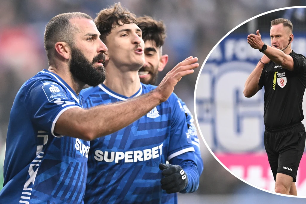 Piłkarze drużyny w niebieskich koszulkach świętują wspólnie zdobycie gola, w tle widoczne postacie kibiców. W prawym górnym rogu umieszczony jest sędzia pokazujący gest gwizdka, koncentrujący uwagę na przebiegu meczu.