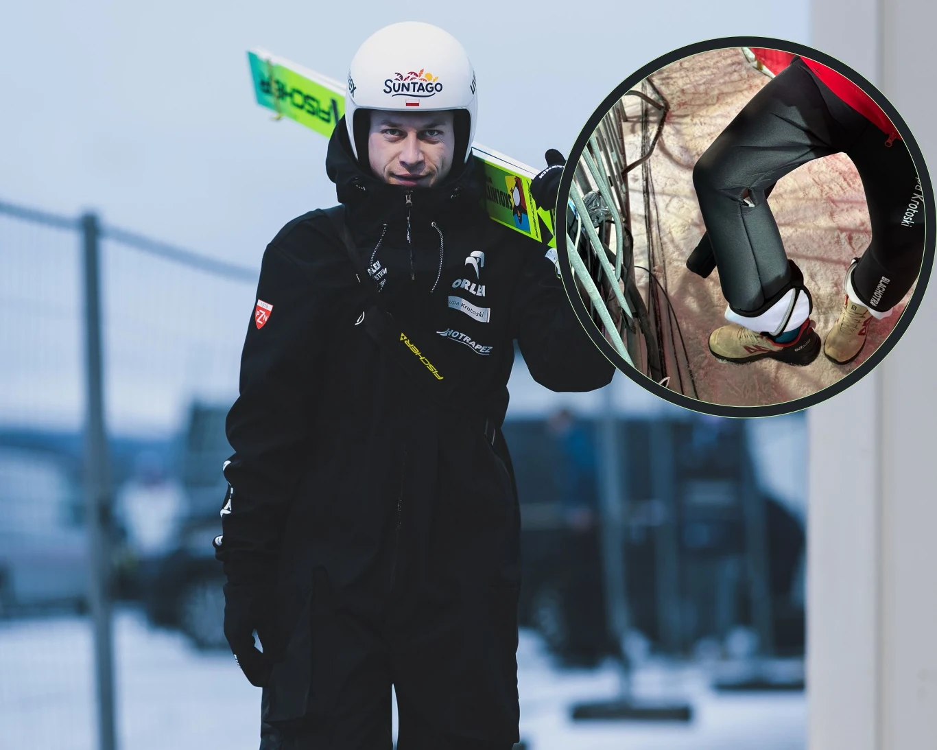 Skoczek narciarski ubrany w profesjonalny kombinezon i kask trzyma narty na ramieniu, na okrągłym powiększeniu widoczny jest szczegółowo fragment nogi sportowca w kombinezonie i buty narciarskie.