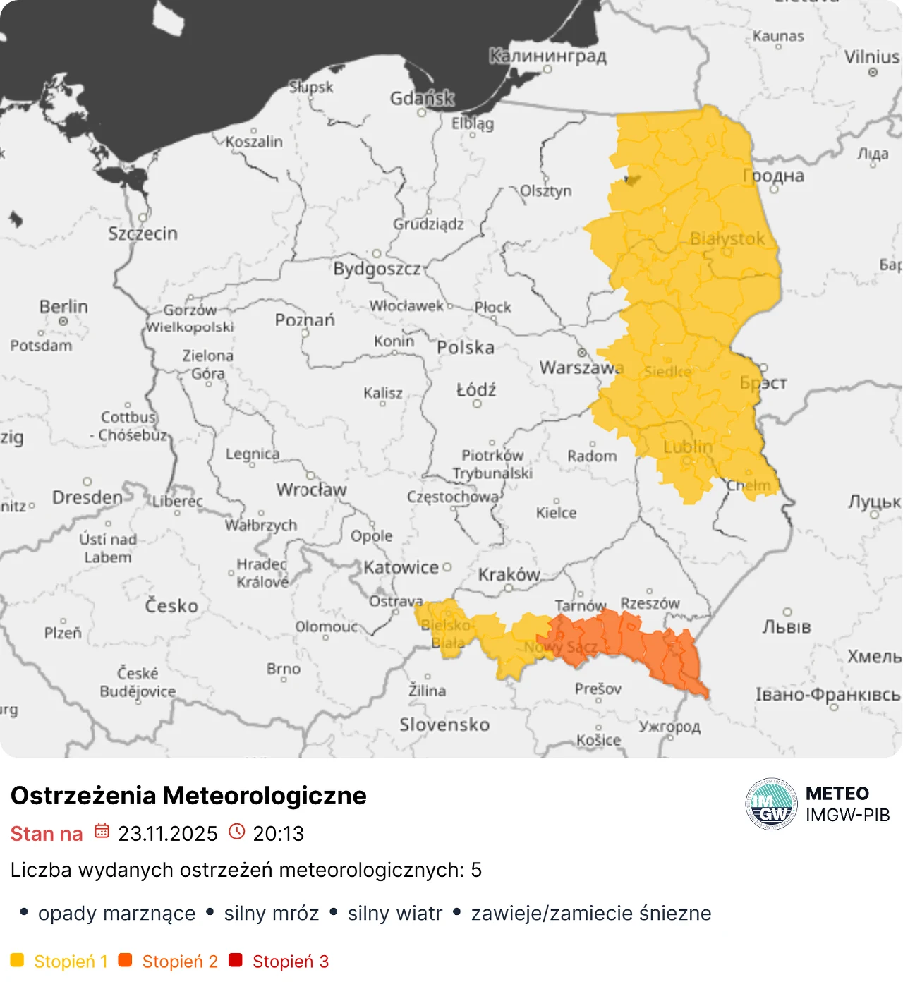 Mapa Polski z zaznaczonymi powiatami objętymi ostrzeżeniami meteorologicznymi, gdzie kolory żółty i pomarańczowy oznaczają odpowiednio pierwszy i drugi stopień zagrożeń obejmujących opady marznące, silny mróz, silny wiatr oraz zawieje i zamiecie śnieżne.