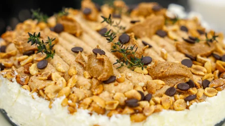 Śmietanowiec z orzechami i czekoladą. Słodka propozycja Jurka Sobieniaka