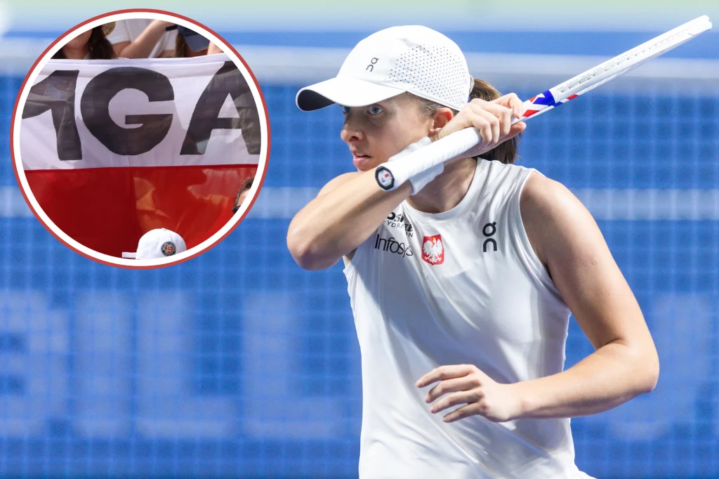 Tenisistka w białym stroju i czapce podczas gry z widoczną rakietą w ręku, w tle fragment siatki i kortu, w lewym górnym rogu wstawka z flagą Polski oraz napisem 'IGA', prawdopodobnie kibice wspierający zawodniczkę.
