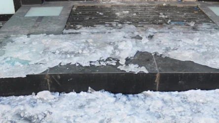 Oblodzone schody stwarzają zagrożenie dla bezpieczeństwa. Wystarczy jednak, że posypiesz je tym, a znacznie zmniejszysz ryzyko upadku