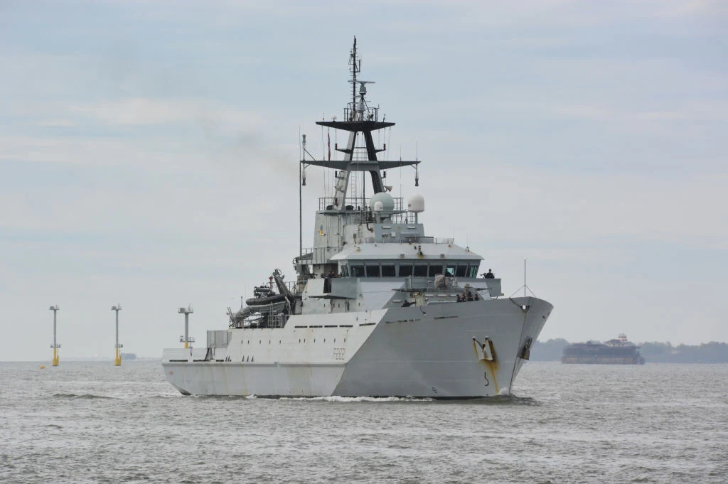 Dwa rosyjskie okręty wojskowe zostały przechwycone przez brytyjski statek patrolowy HMS Severn (zdj. ilustracyjne) Duży okręt wojskowy płynący po spokojnym morzu, wyposażony w anteny radarowe i zaawansowany sprzęt techniczny, na tle rozległego akwenu i odległych statków.