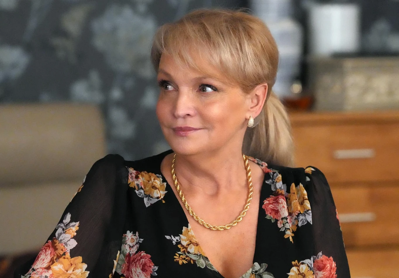 Małgorzata (Adrianna Biedrzyńska) zaproponuje Jaworskiemu, że zajmie się wynajmem mieszkania jako jego agentka Małgorzata (Adrianna Biedrzyńska) zaproponuje Jaworskiemu, że zajmie się wynajmem mieszkania jako jego agentka
