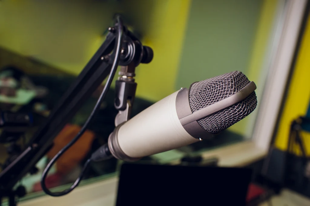 Polska firma zajmująca się szambami użyła głosu znanego lektora bez jego wiedzy i zgody. Prawnicy tłumaczą, co za to grozi