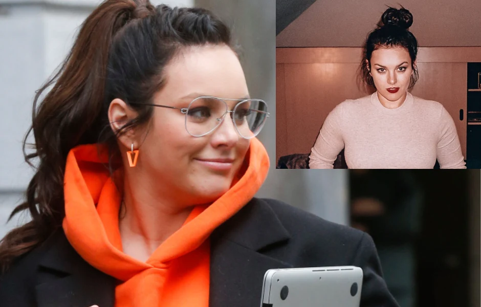 Młoda kobieta w okularach i pomarańczowej bluzie z kapturem, ubrana w czarną marynarkę, trzyma urządzenie elektroniczne, z uśmiechem spogląda w bok. W prawym górnym rogu wstawka z portretem tej samej kobiety w jasnym swetrze, z upiętymi włosami, patrzą...