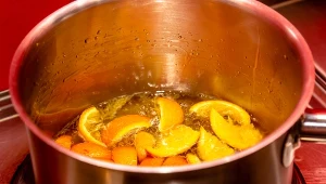 Zamiast wyrzucać, zagotuj. Zyskasz czyste powietrze i świeży zapach 