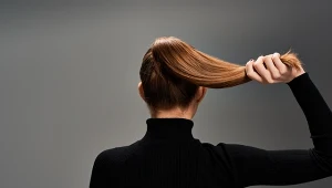 Jeśli lubisz nosić golfy, wiąż włosy w wysoki kucyk