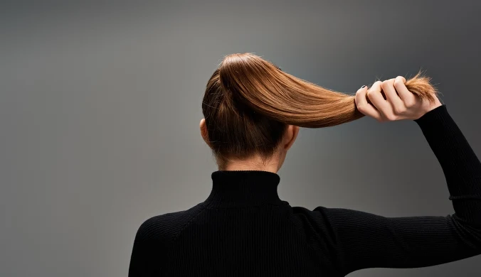 Jeśli lubisz nosić golfy, wiąż włosy w wysoki kucyk