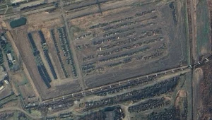 Rosjanie opróżnili bazę z wozów bojowych. To zły znak dla Ukrainy