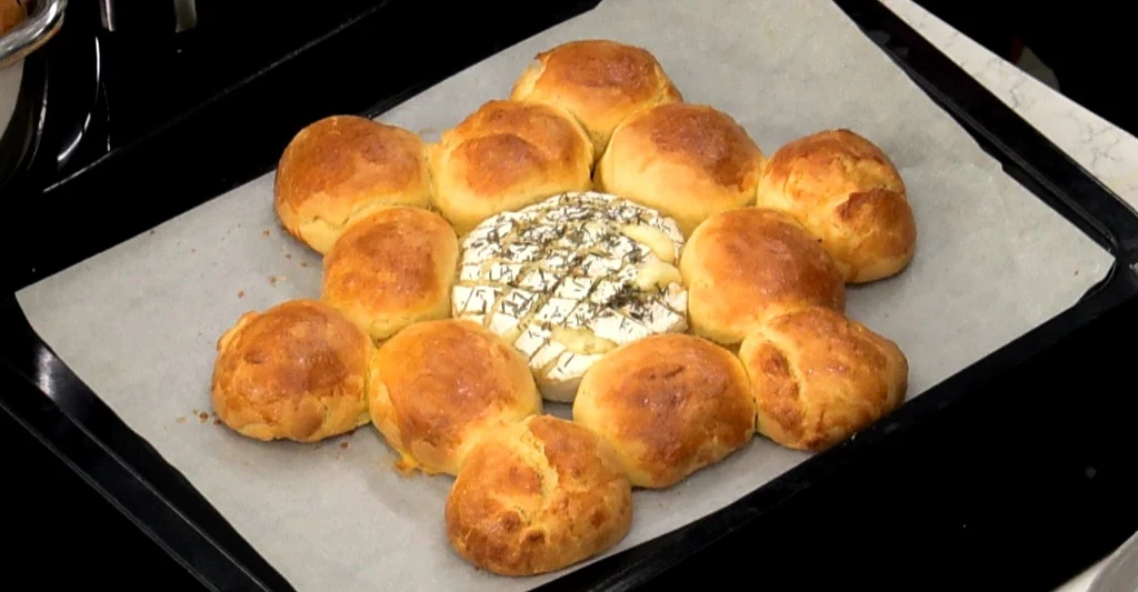 Gdy danie trafi na stół, rwiemy bułeczki i maczamy w gorącym, płynnym camembercie