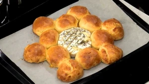 Korona z minibułeczek z batatem, camembertem i tymiankiem