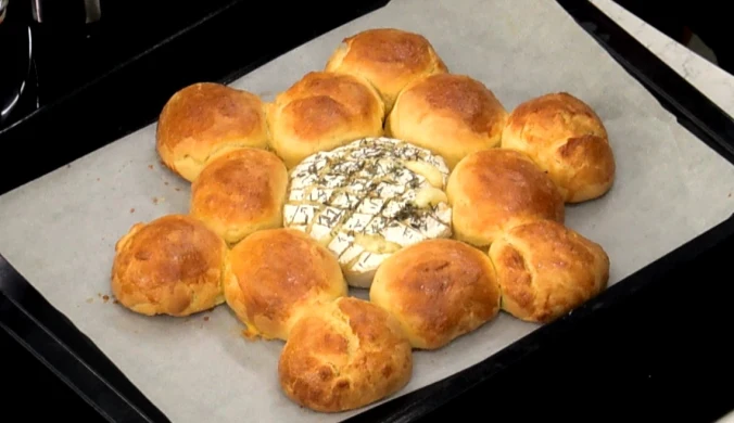 Korona z minibułeczek z batatem, camembertem i tymiankiem