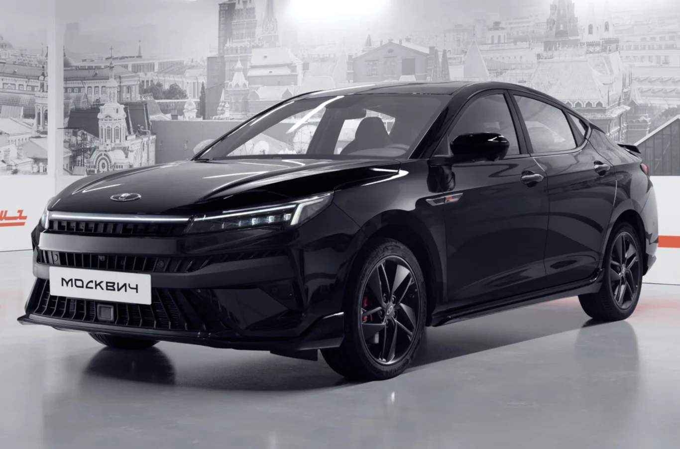 Pierwsza partia Moskwiczów 6 dotarła już na wyspę, ale pojawiły się wątpliwości dotyczące ich realnego przeznaczenia i możliwości użytkowania. Czarny, nowoczesny samochód osobowy marki Moskwicz ustawiony w jasnym, eleganckim wnętrzu na tle czarno-białych grafik przedstawiających zabudowę miejską.