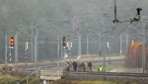 Francuska prasa napisała o aktach dywersji w Polsce. Na zdj. uszkodzone tory w pobliżu stacji PKP Mika
