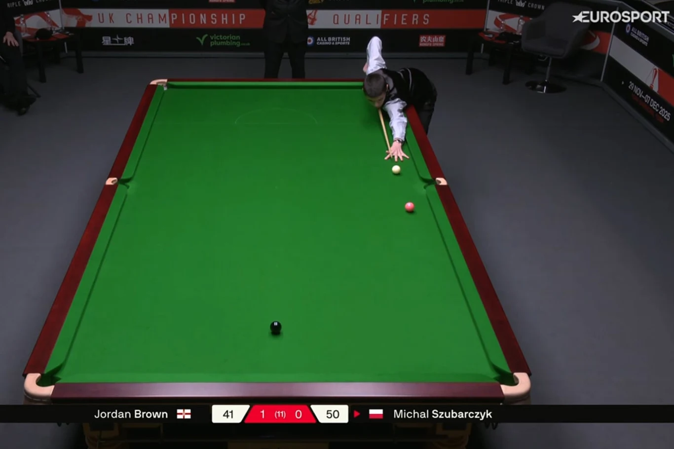 Tej różowej Michał Szubarczyk nie zdołał wbić do kieszeni. Zaczęła się arcyciekawa rozgrywka o zwycięstwo w drugim frejmie Snookerzysta wykonuje zagranie przy stole bilardowym w trakcie oficjalnego meczu, na ekranie widoczne są wyniki oraz nazwiska graczy, a także logo Eurosportu i oznaczenia turnieju.