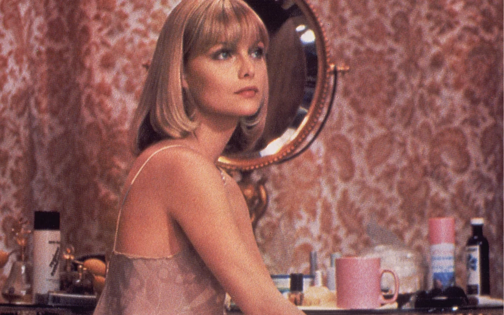 "Człowiek z blizną" przyniósł Michelle Pfeiffer ogromną sławę. Kultowa scena to jeden z jej najlepszych występów w historii