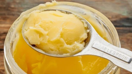 Osoby starsze powinny na stałe włączyć do menu masło klarowane. Wzmacnia kości i stawy, poprawia wzrok, a na jelita działa zbawiennie