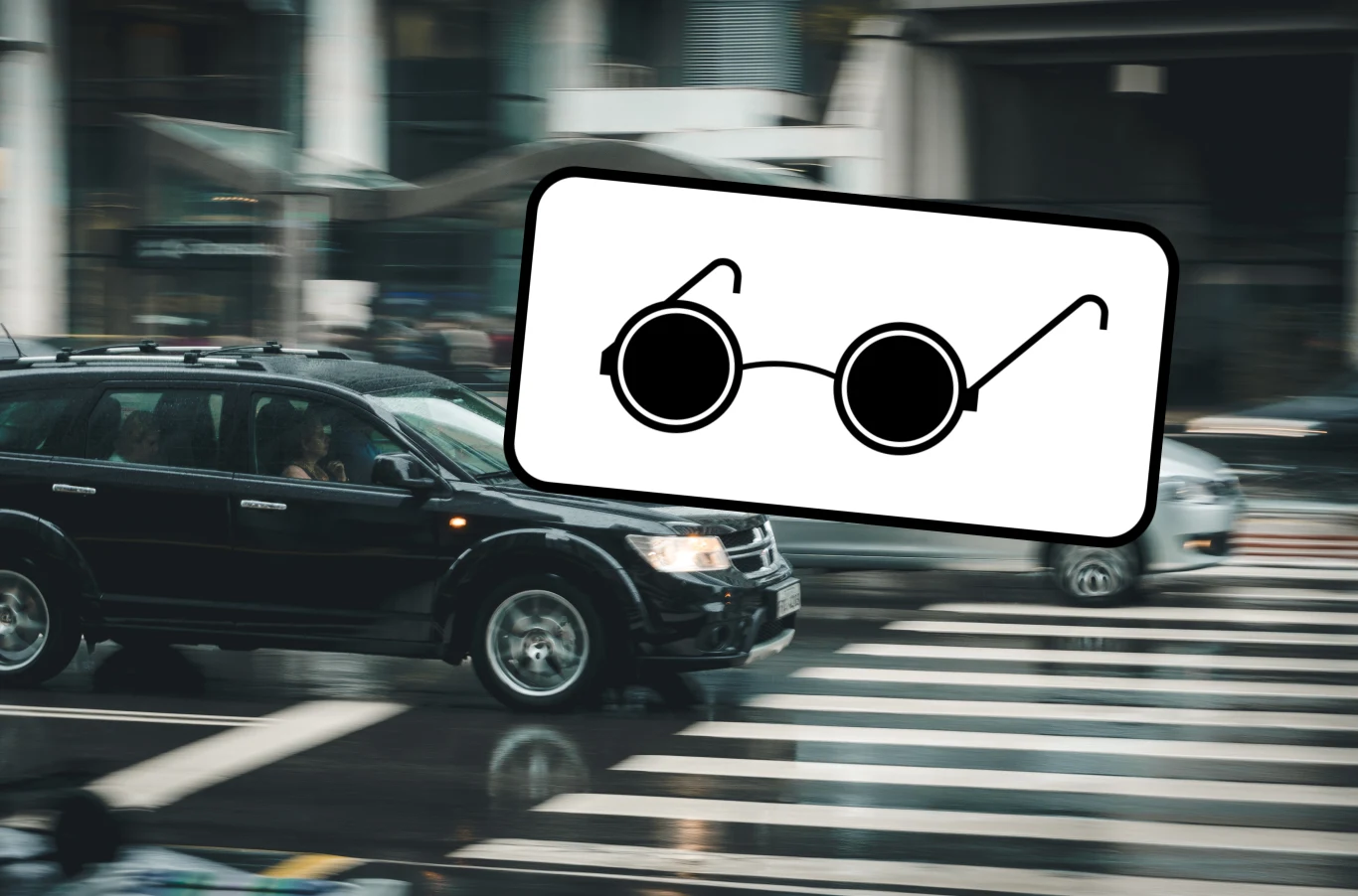 Jedno z najrzadszych oznaczeń drogowych. Kierowcy nie wiedzą, co oznacza. Czarny samochód terenowy przejeżdżający przez przejście dla pieszych na tle miejskiej ulicy, uzupełniony dużą grafiką okularów przeciwsłonecznych nałożoną na centralną część zdjęcia.